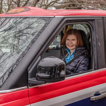 오토 테크 PR: 노르웨이 국기로 감싼 검은색 택시, 레브의 북유럽 전기 자동차 시장 진출의 일환으로 공개됨